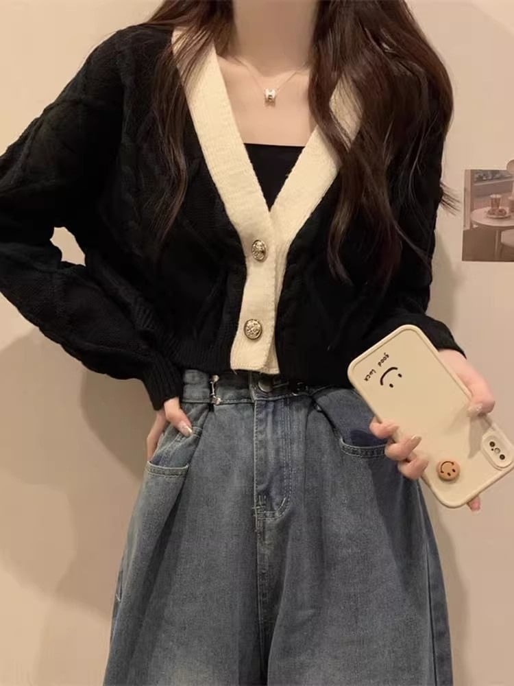 Dream Drop - V-hals contrasterende kabelgebreide crop top met knoopjes