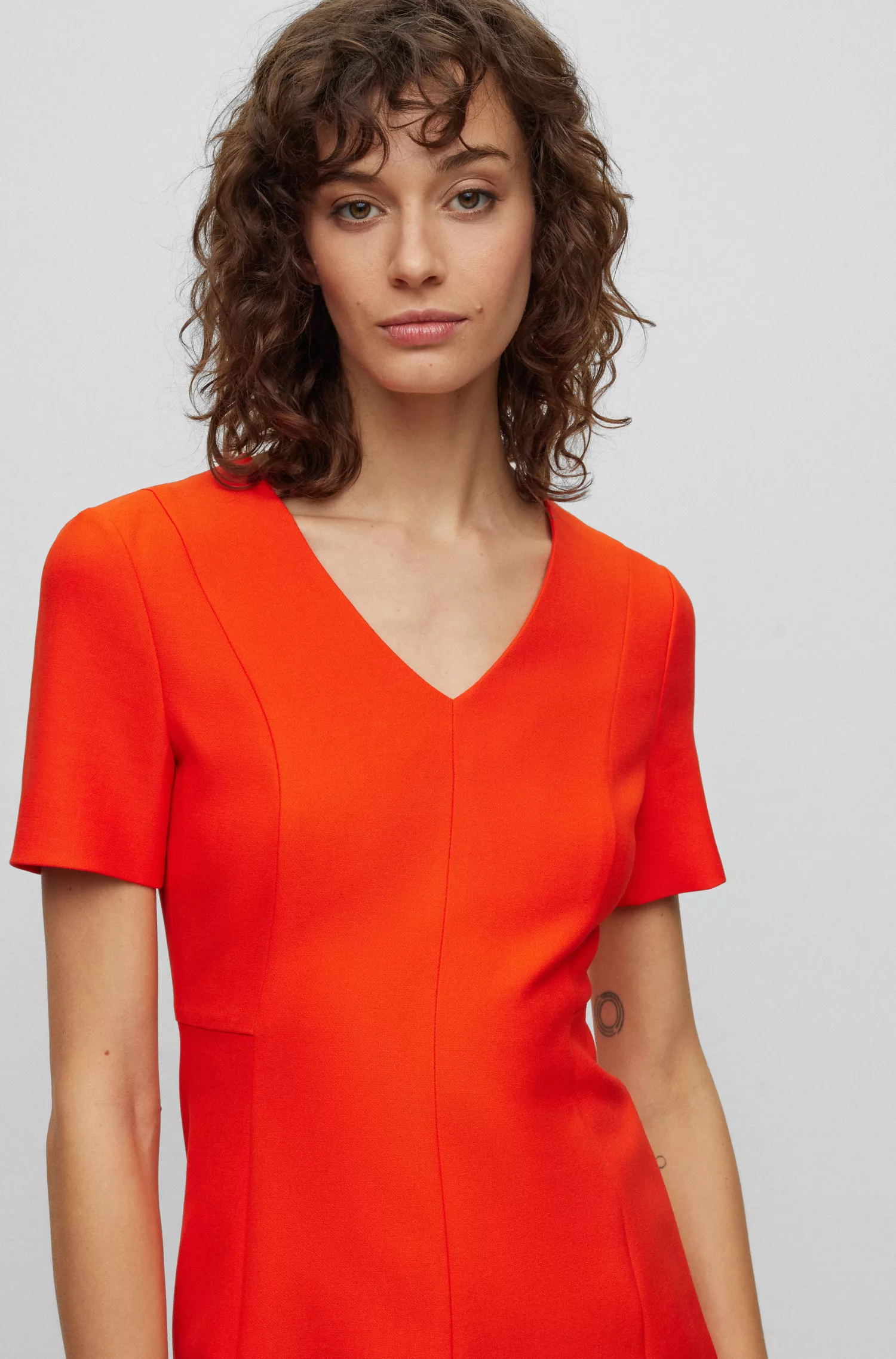 Vestido preto de negócios com decote em V e mangas curtas da BOSS.