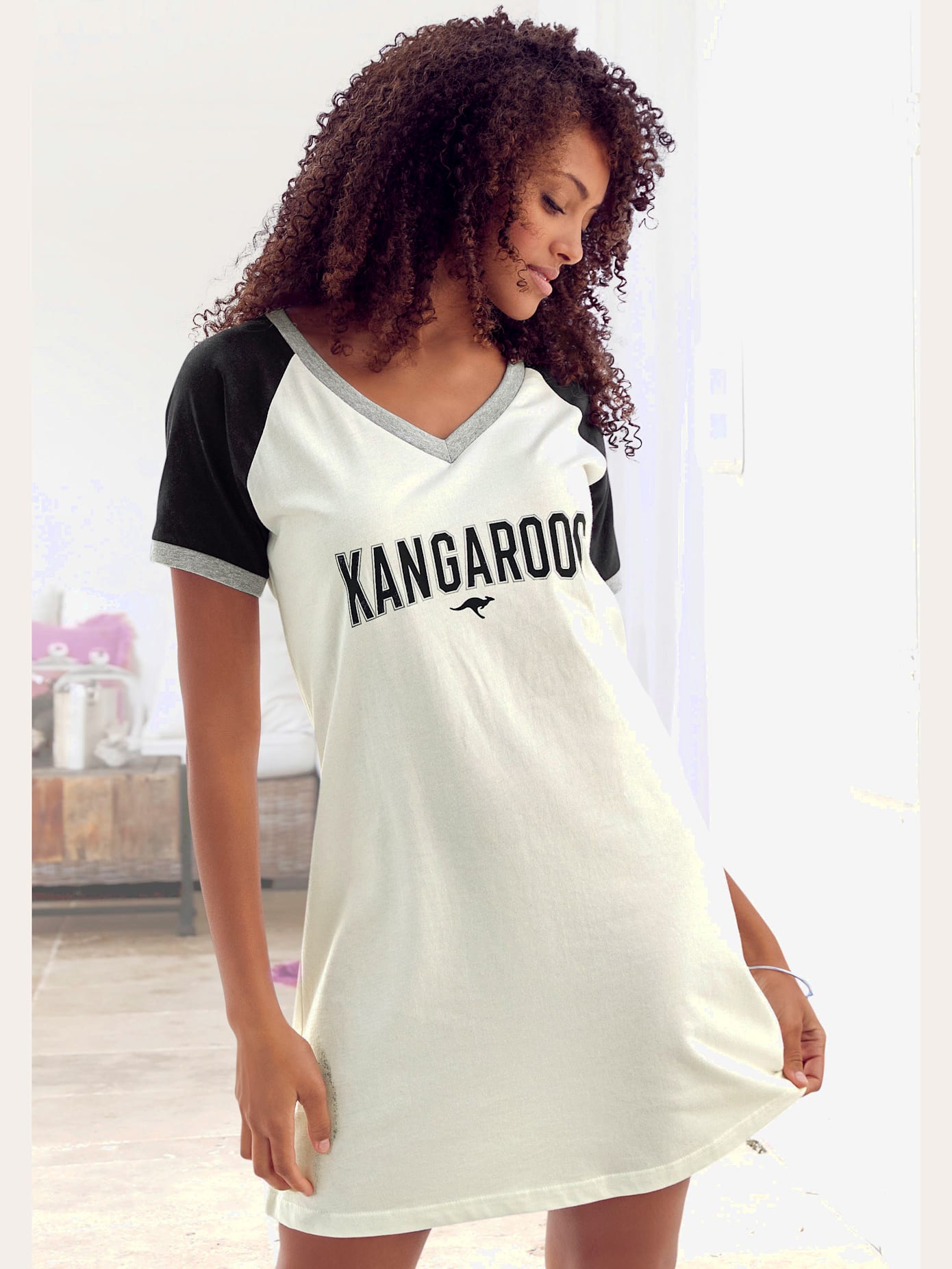 T-shirt de nuit court au style universitaire