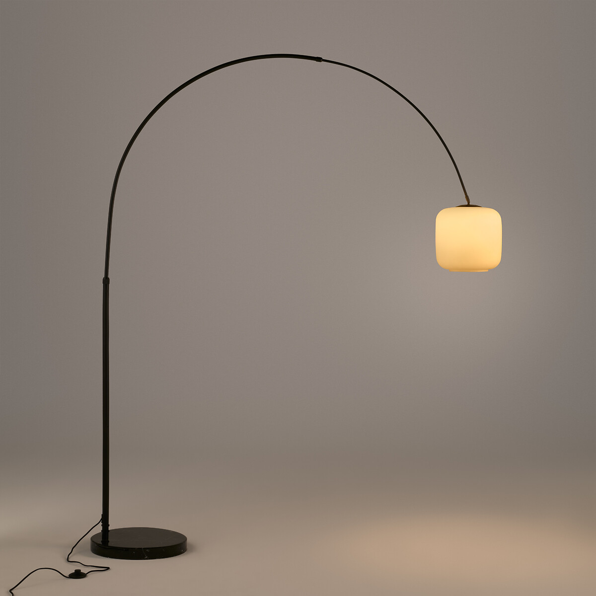 AM.PM<br>Luminária de chão curva, em opala e mármore, Elita