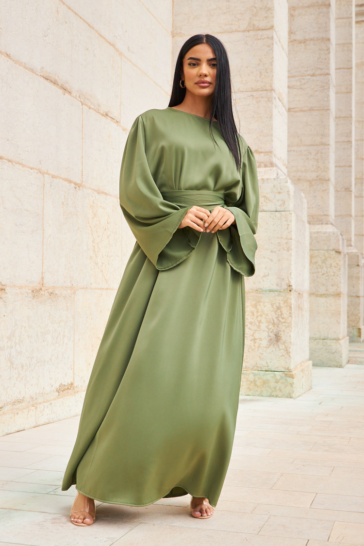 Robe ample ceinturée et satinée kaki