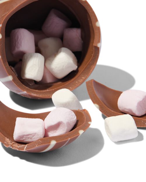 bombe de chocolat chaud - chocolat au lait avec marshmallows
