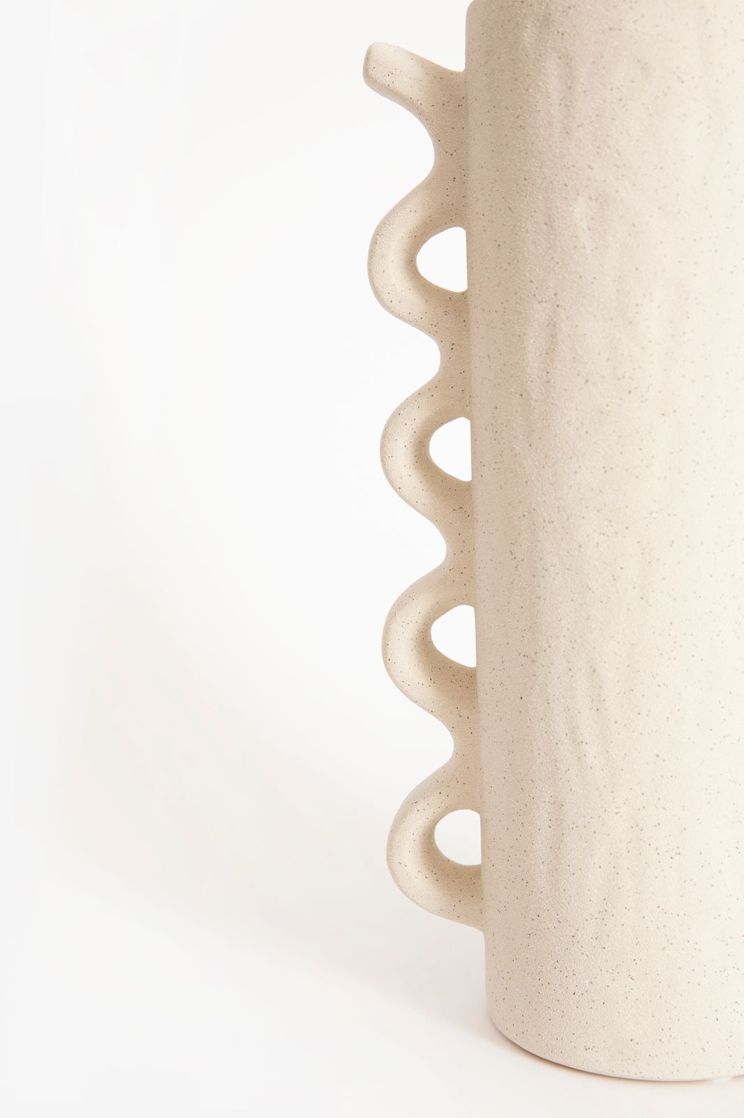 Witte keramieken vaas met ruffle