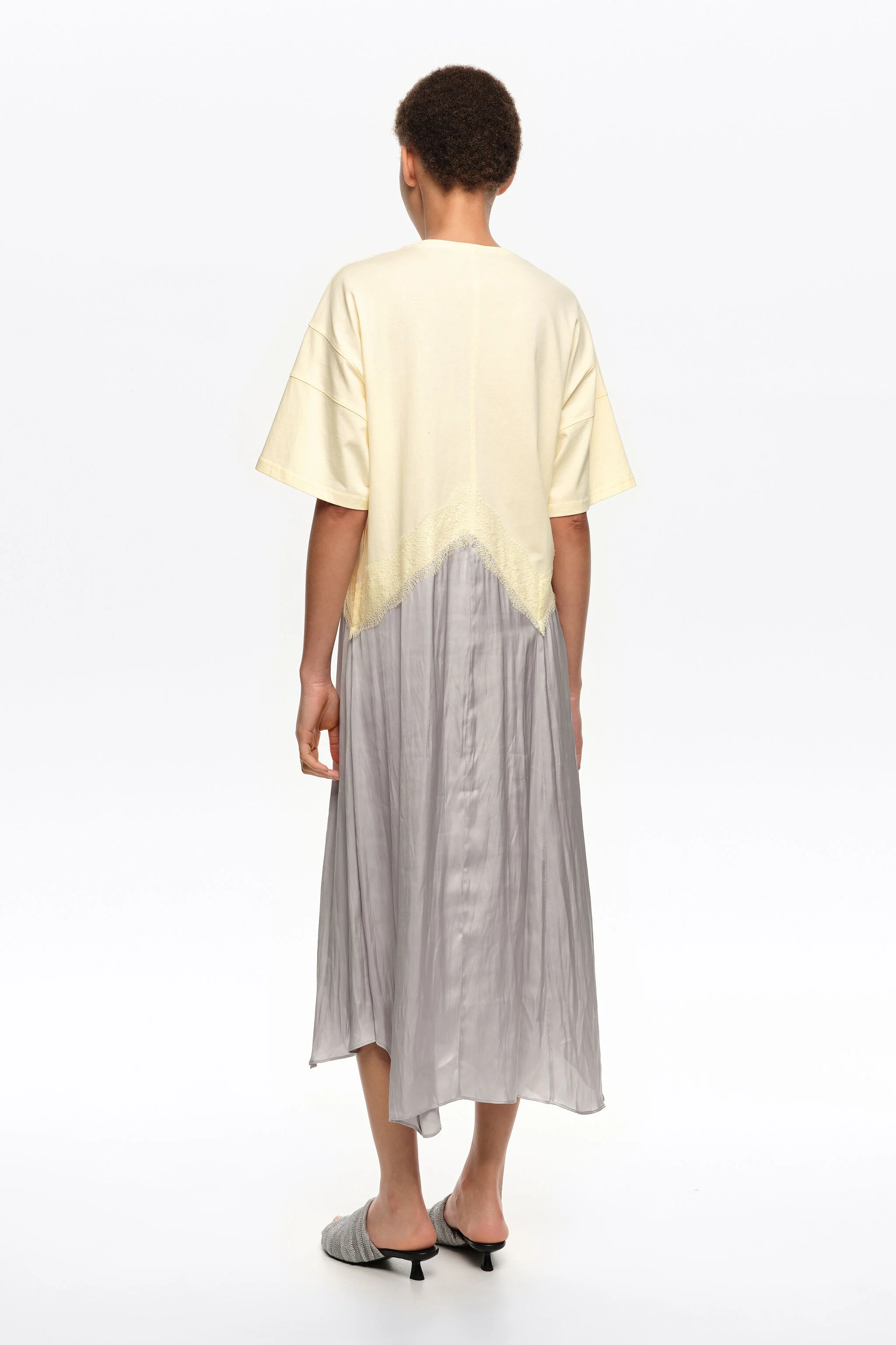 Vestido assimétrico cinza claro em dois materiais