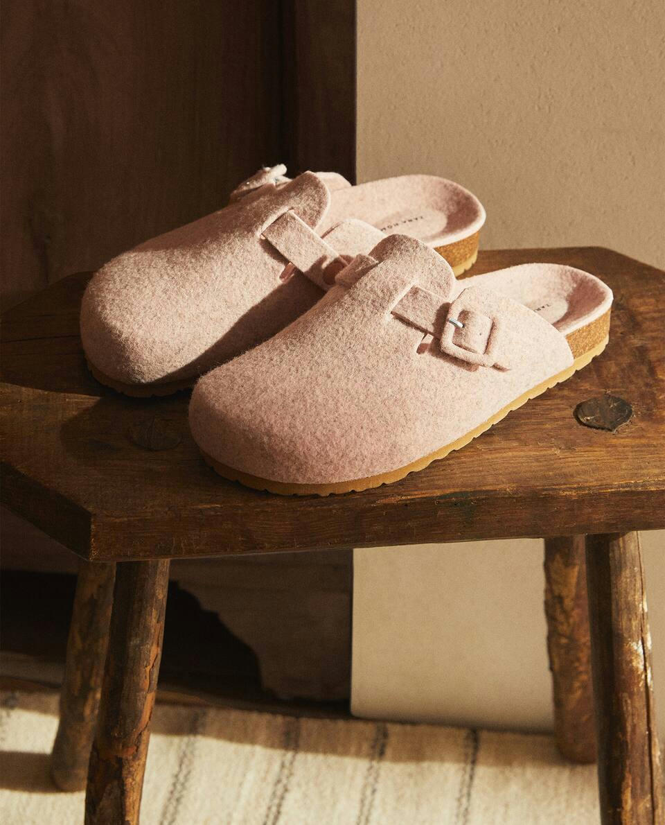 Chinelo Mule de feltro com fivela revestida