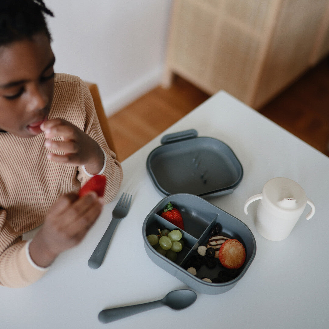 Mushie lunchbox met bestek - smoke