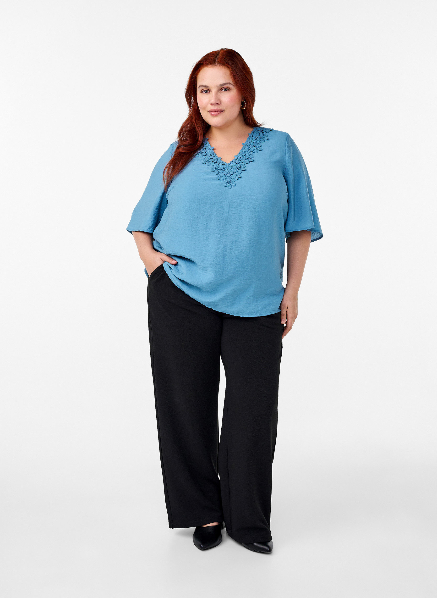 Viskosebluse med v-hals og broderidetalje