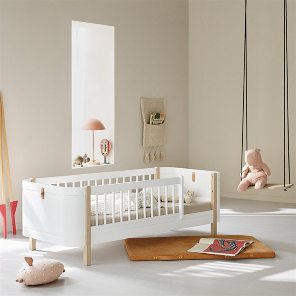 Køb Oliver Furniture Wood Mini+ Tremmeseng inkl. Junior Kit Hvid/Eg
