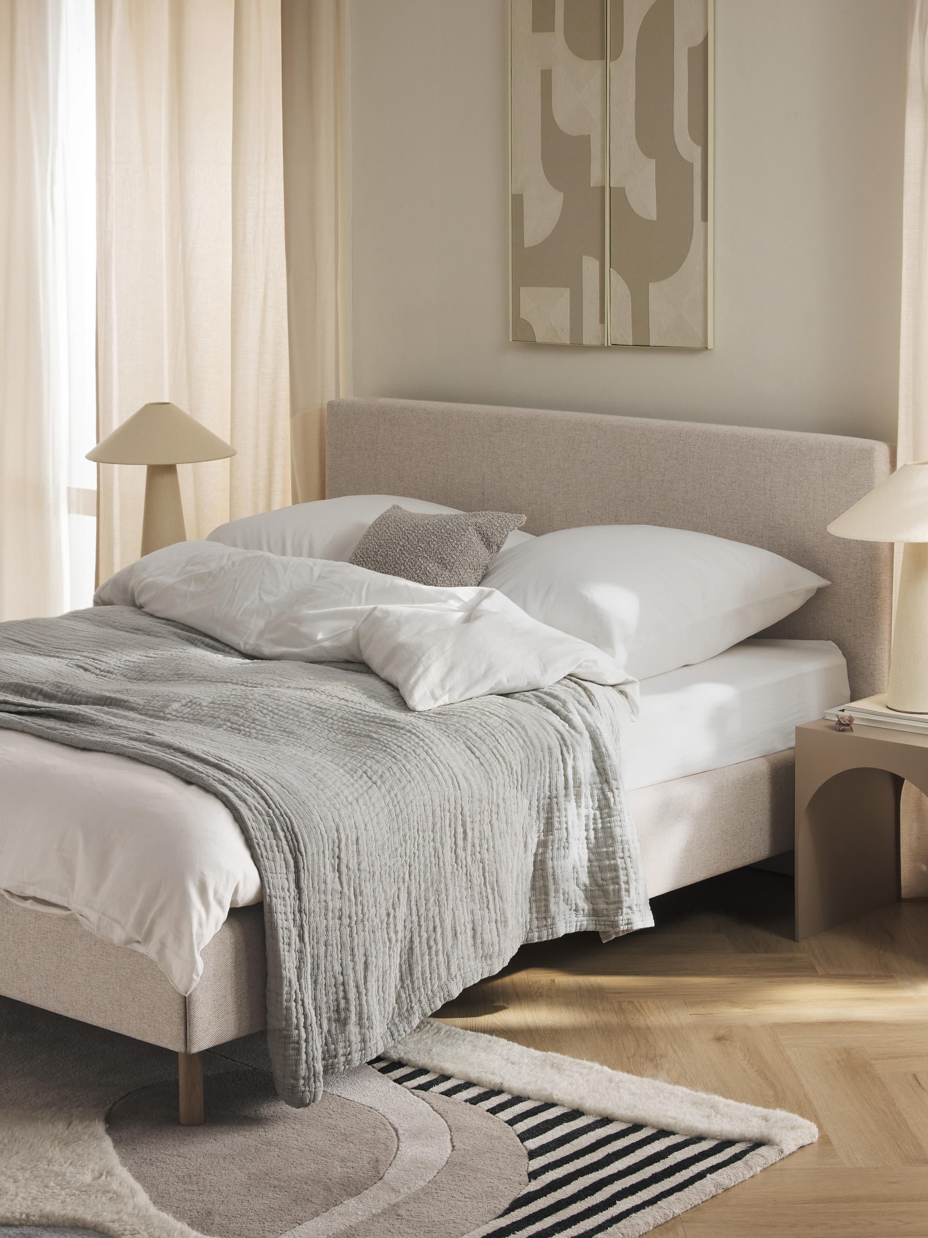 Gestoffeerd bed Giulia met houten poten