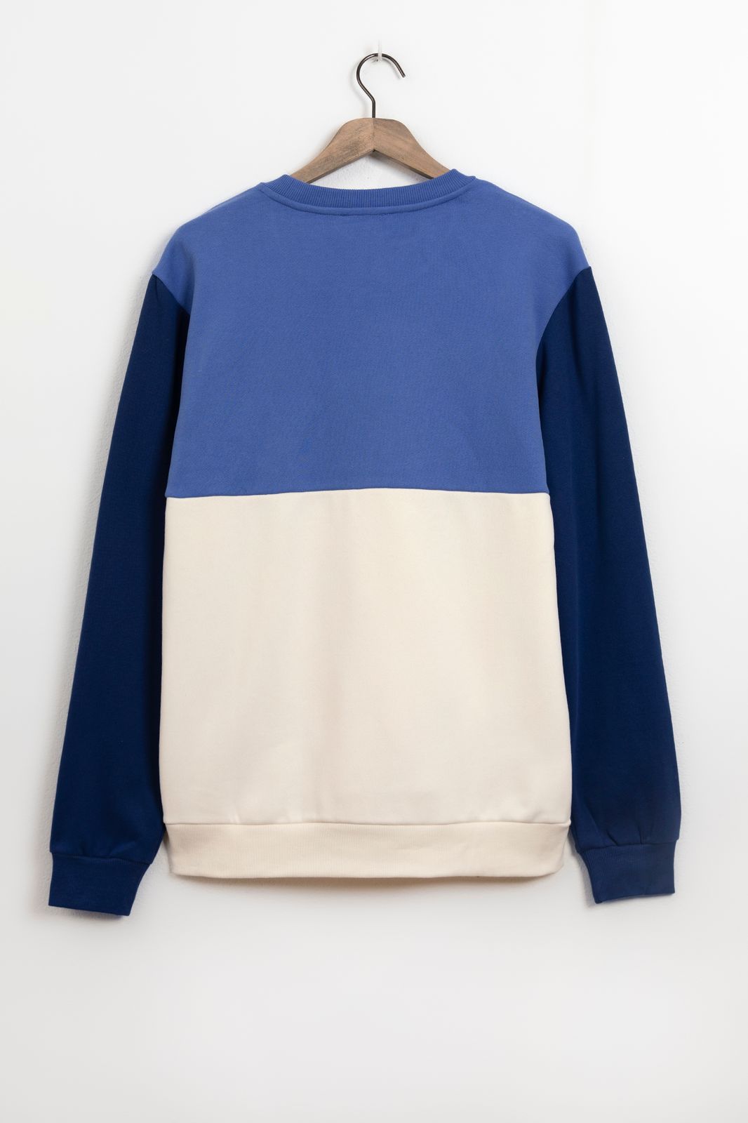 Blauwe colourblock sweater met artwork