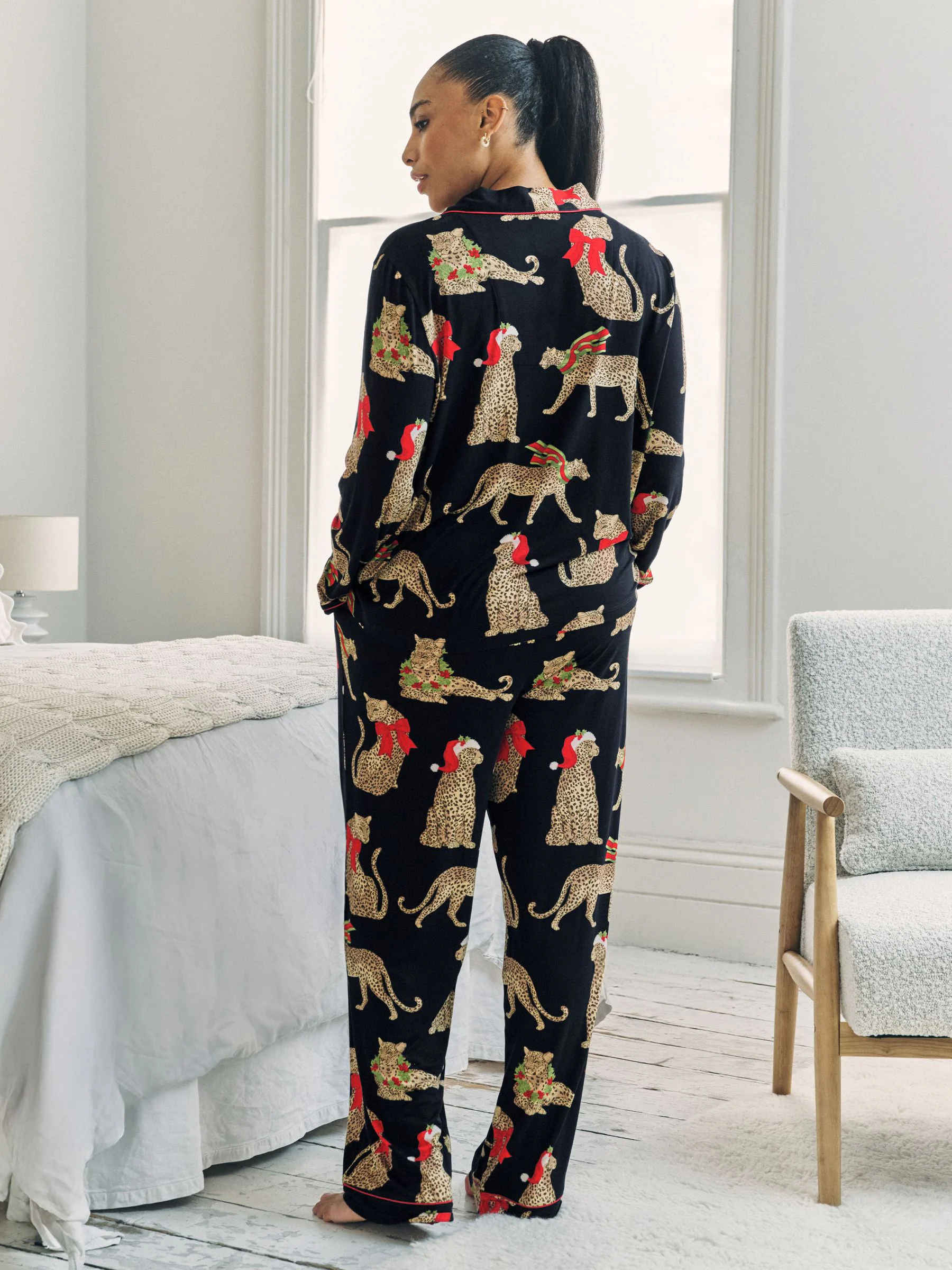 Chelsea Peers lange pyjama met kerstluipaardprint