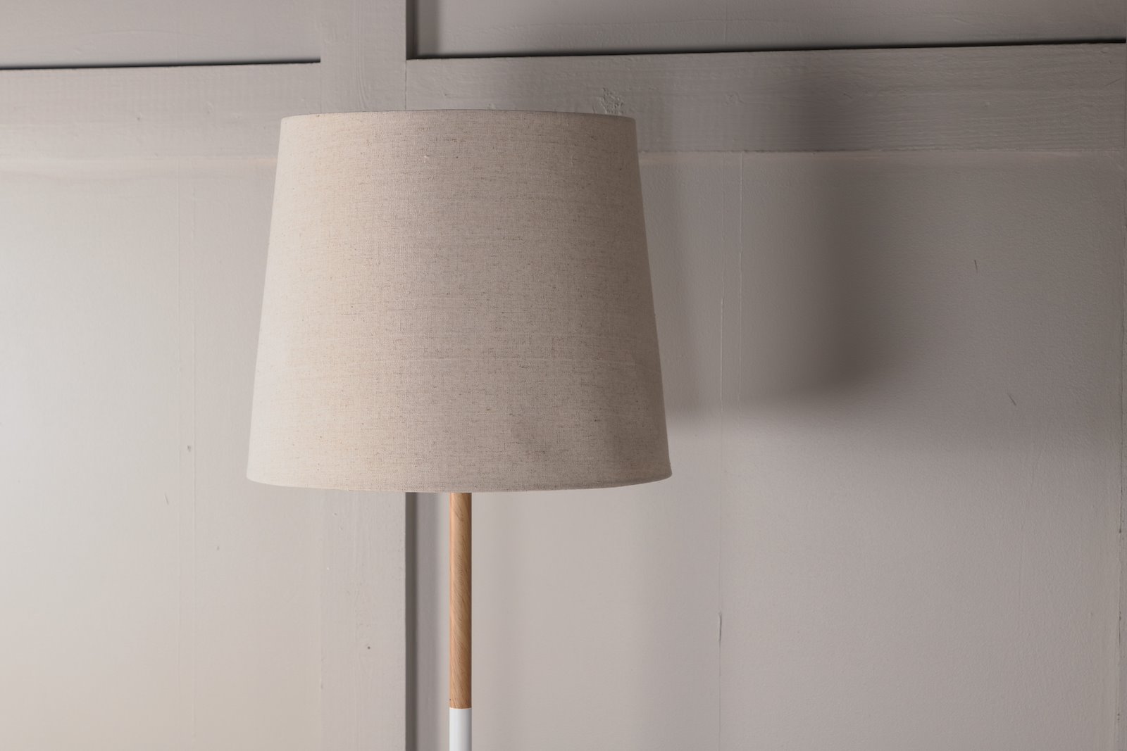 Hattman gulvlampe Hvit med lampeskjerm i polylin