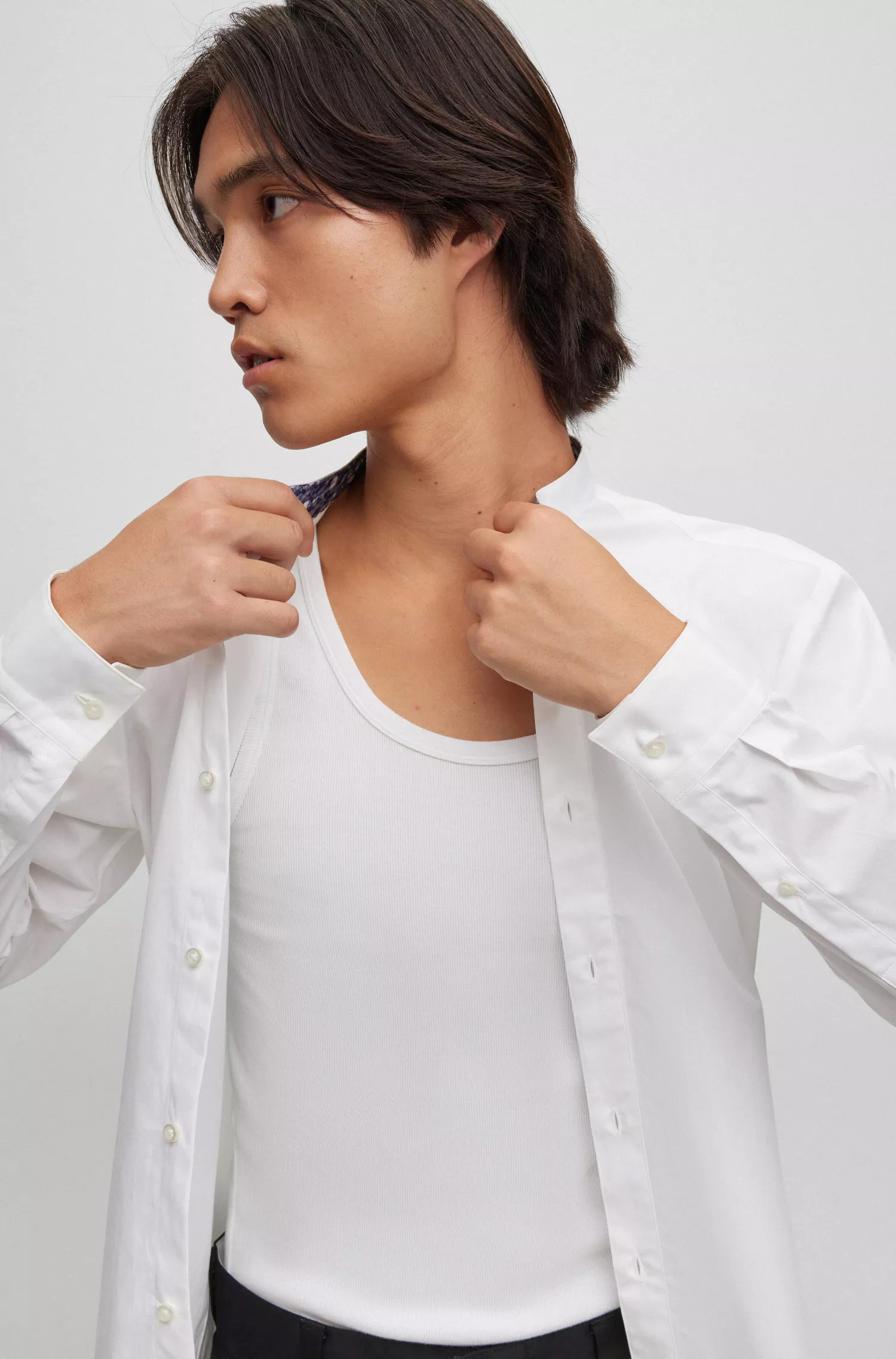 Camisa HUGO vermelha sem gola, corte slim, em popeline de algodão fácil de passar.
