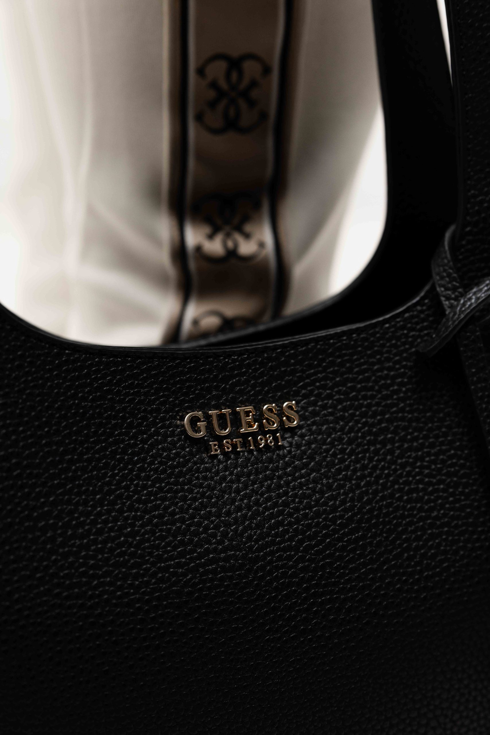Guess Helina Tote Tas Zwart