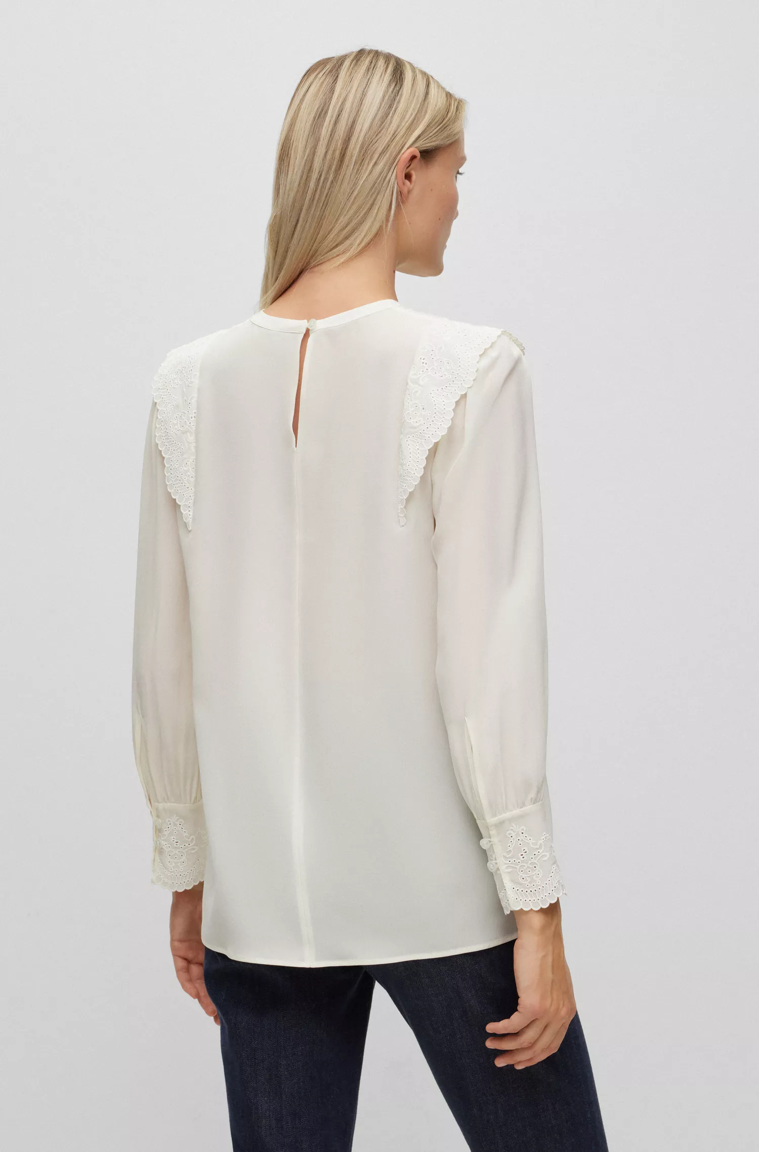 Blusa BOSS preta, corte slim, modelagem relaxada, em seda lavada.