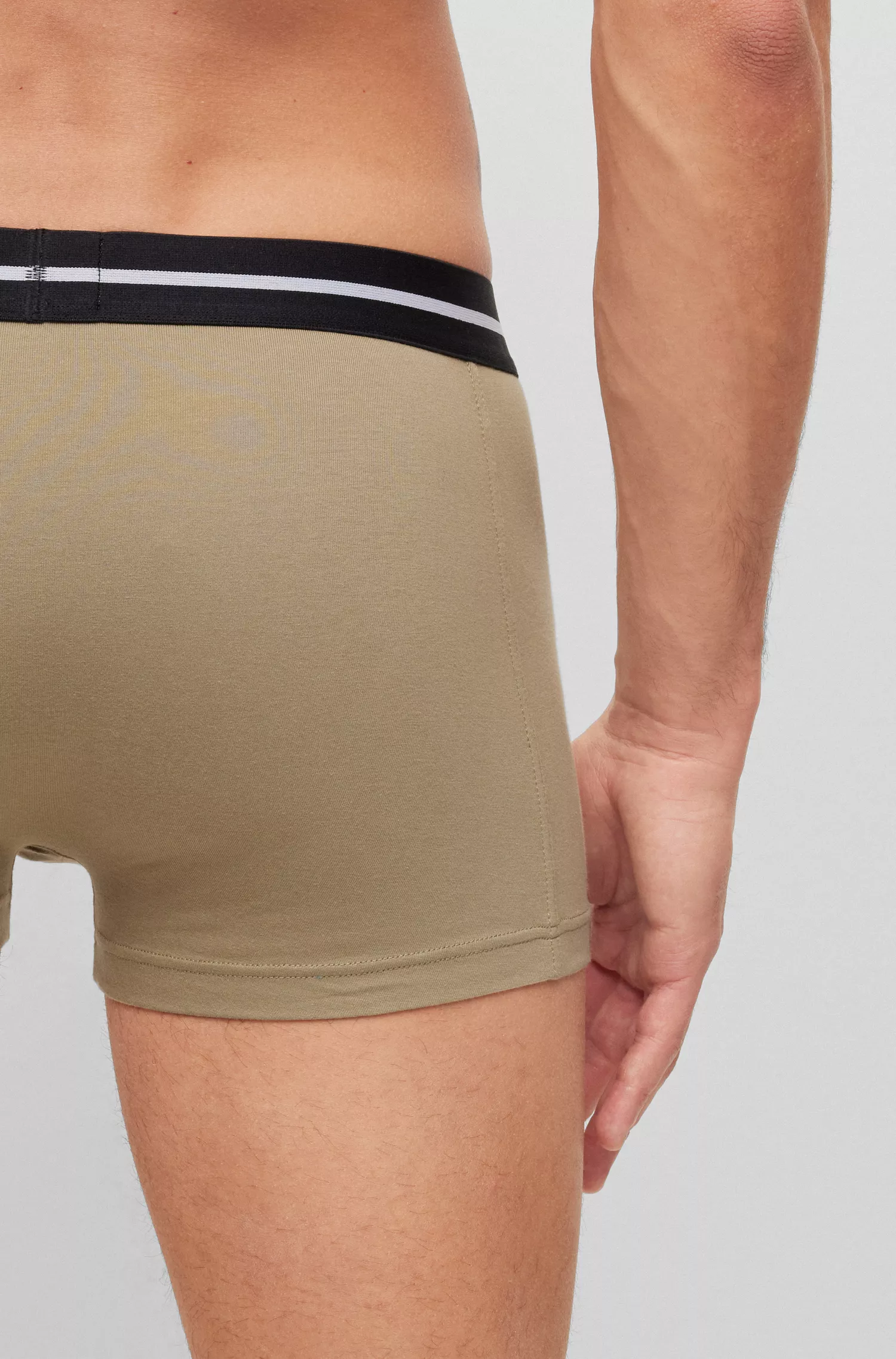 BOSS Black - Pacote com três cuecas boxer de algodão elástico com cós com o logotipo da marca.