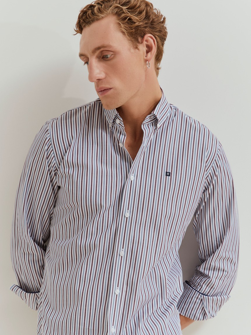 Camisa regular fit às riscas