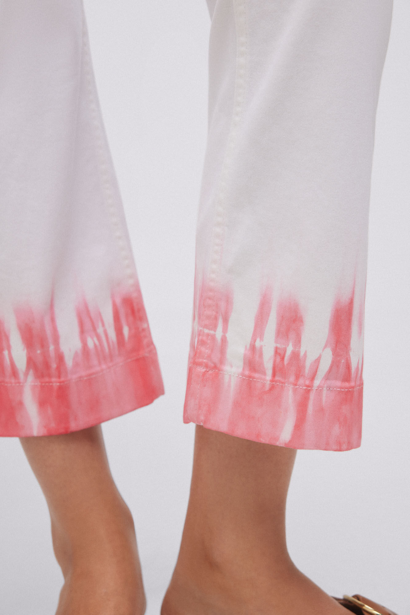 Calça jeans tie-dye com cinco bolsos e modelagem flare - Raw