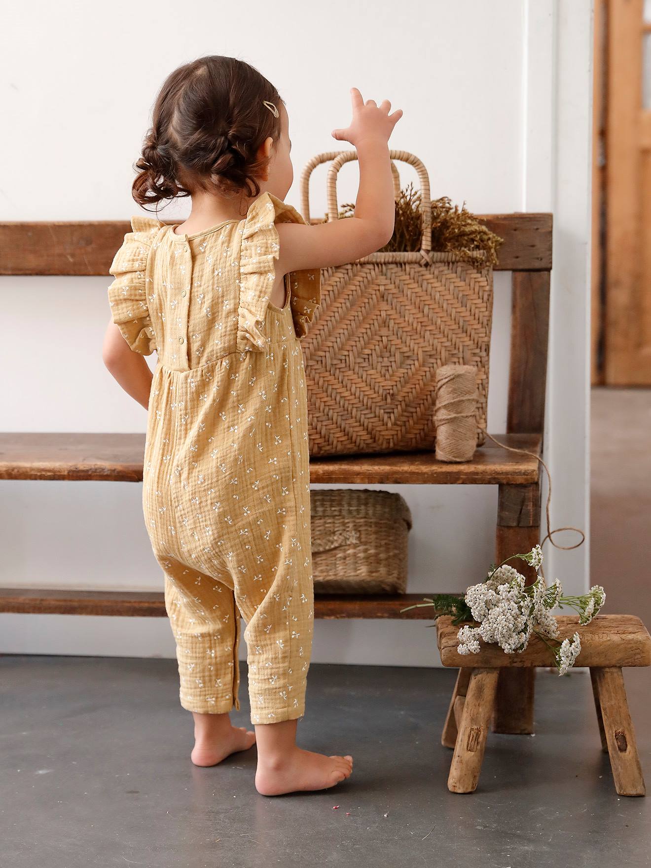 Macacão de bebê em chiffon de algodão amarelo claro