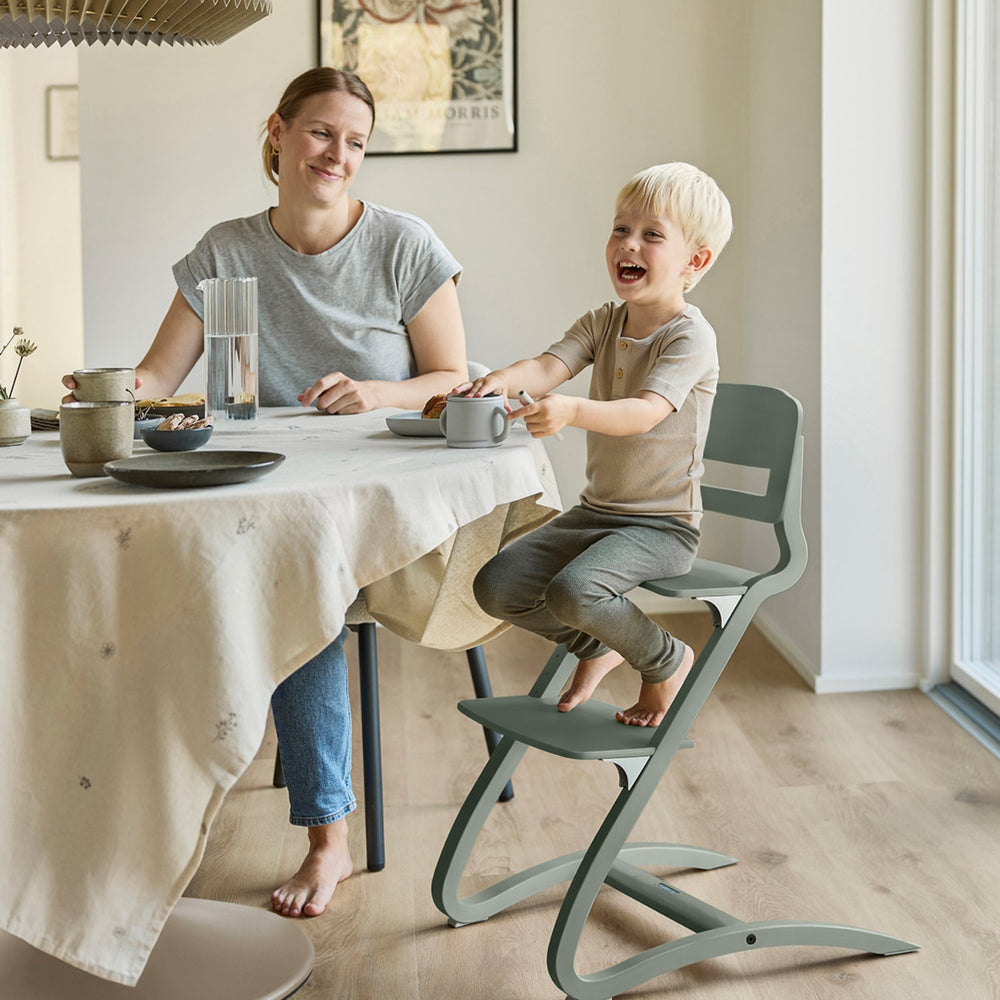 Køb Leander Louie™ Højstol - Sage Green