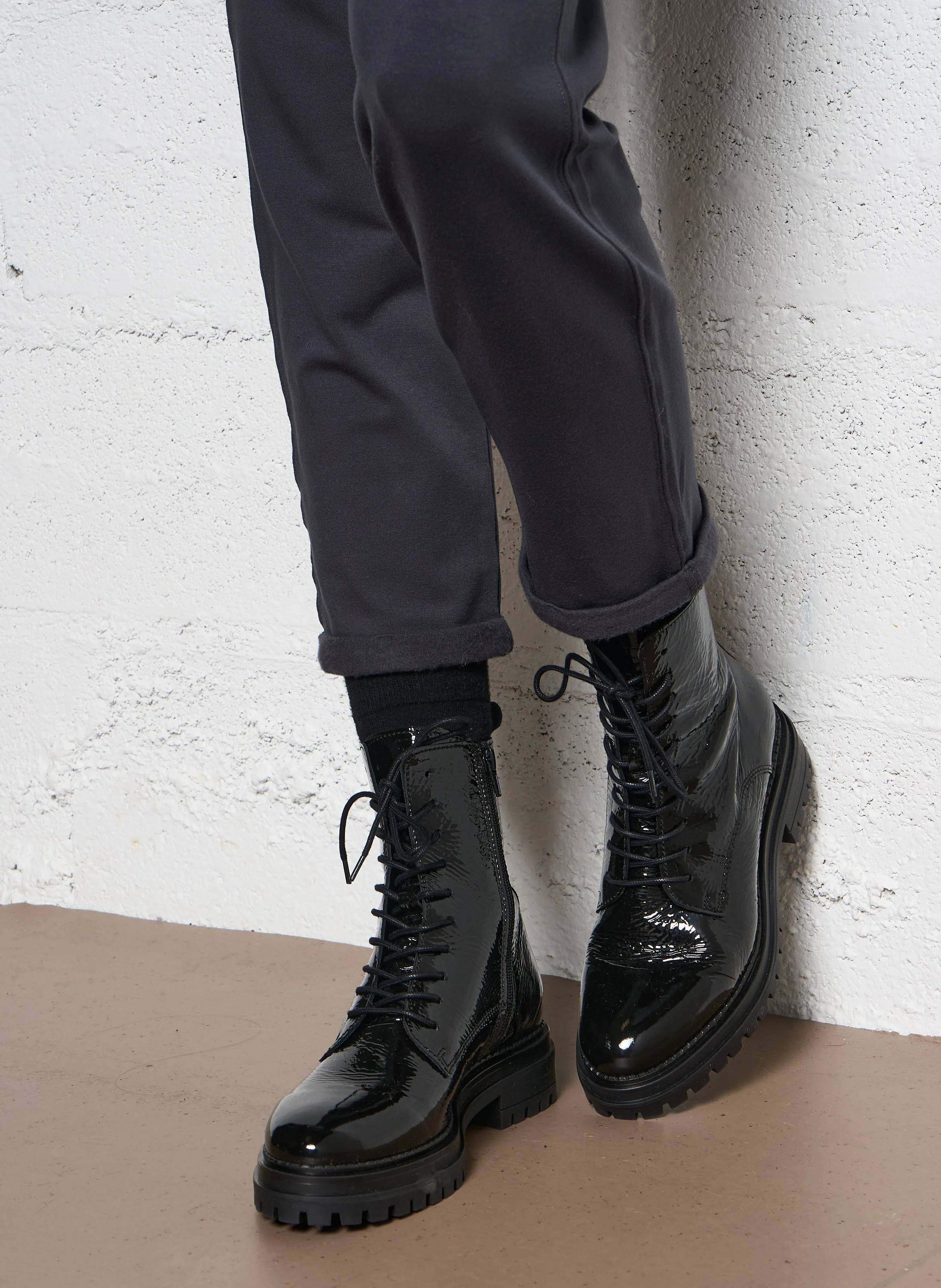 KLARINE - Boots à lacets en cuir vernis | Noir
