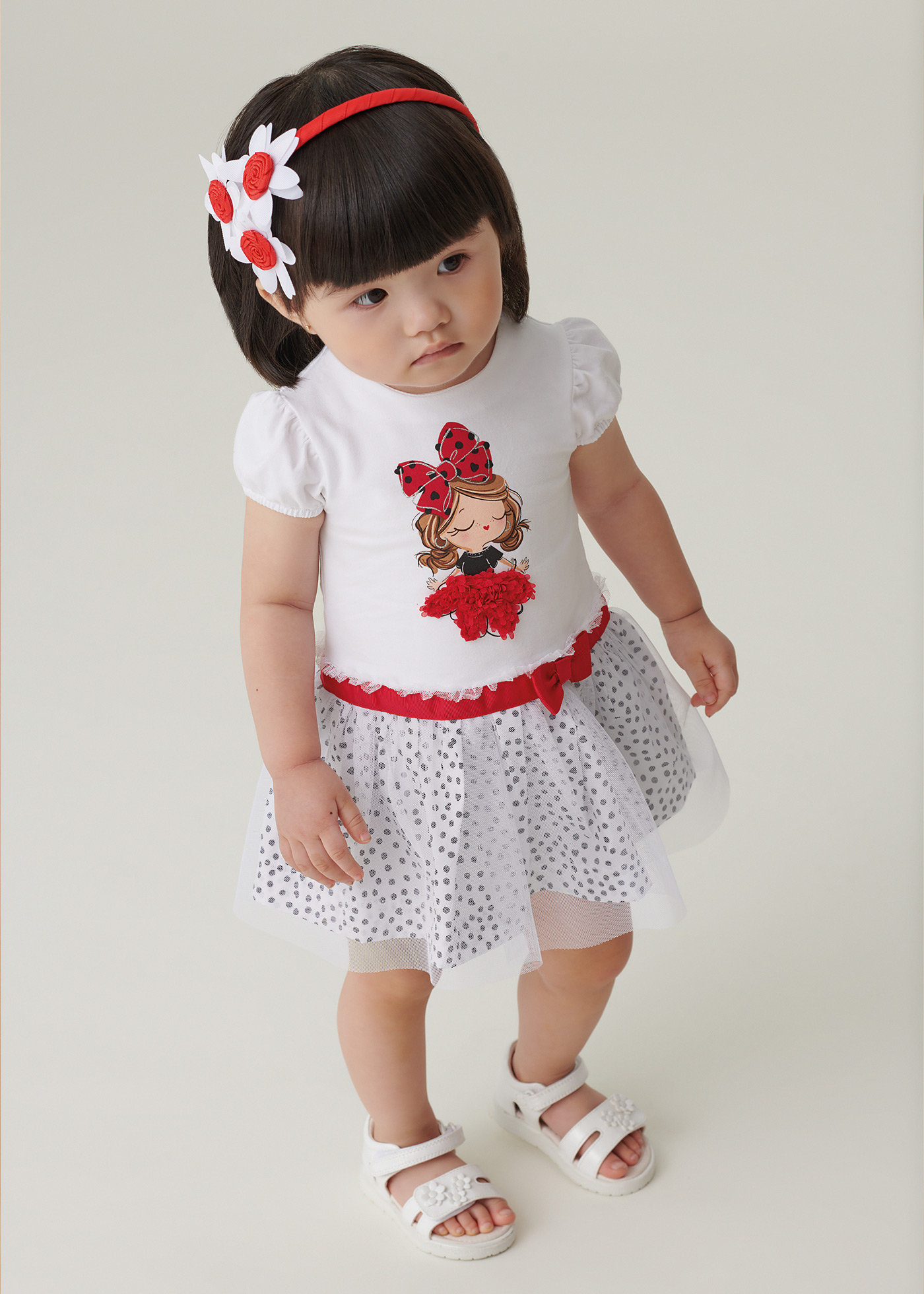 Vestido de bebê com tule de bolinhas.