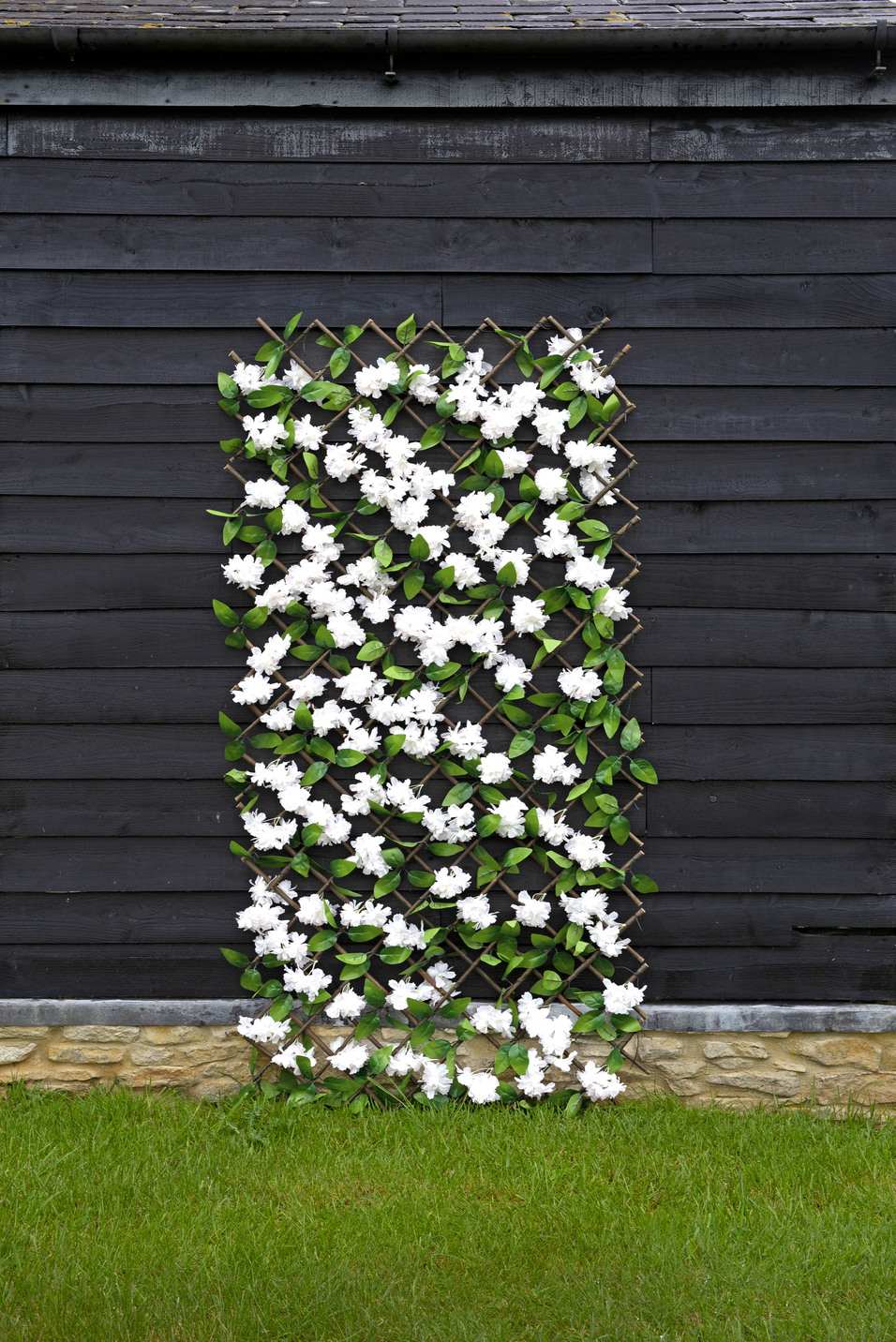 Wandgitter aus Blätter und Blüten