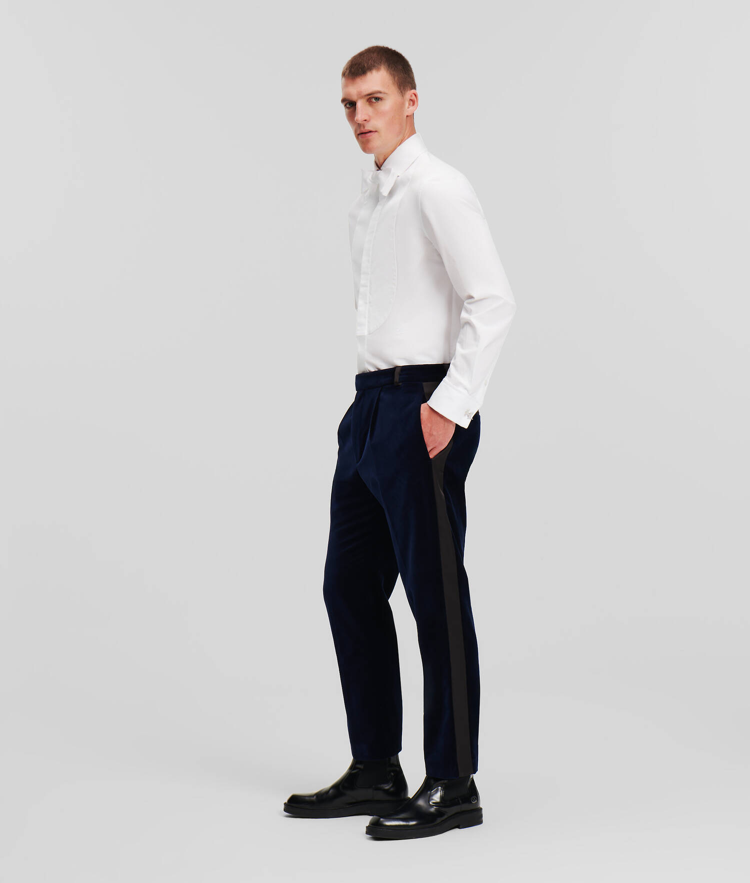 PANTALON EN VELOURS SÉLECTIONNÉ PAR HUN KIM