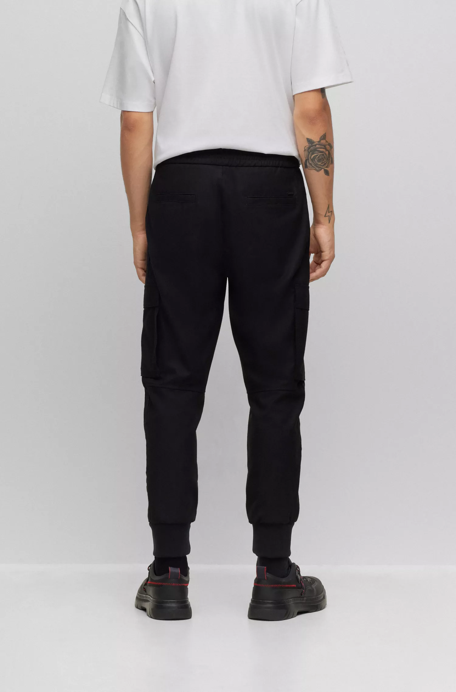 Calça cargo slim fit HUGO com punho vermelho em sarja escovada
