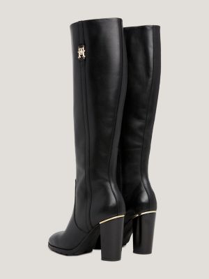 Botas de cano alto em couro com detalhes em metal