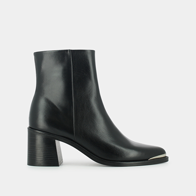 Bottines à talons et embouts argentés  en cuir noir