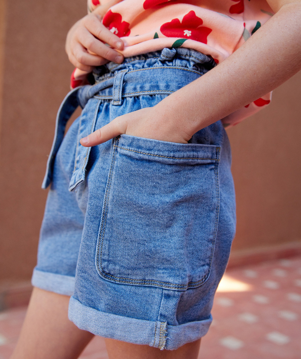 SHORT FILLE EN DENIM BLEU LOW IMPACT AVEC CEINTURE ET POCHES