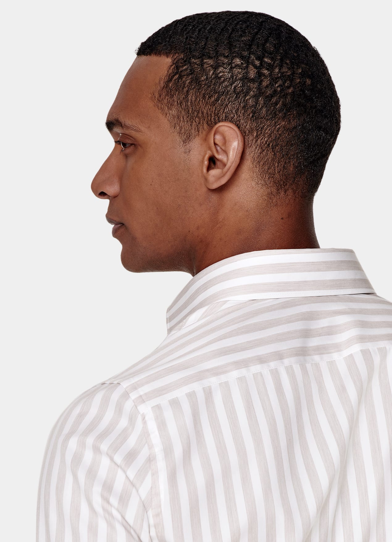 Chemise coupe très ajustée en popeline marron clair à rayures