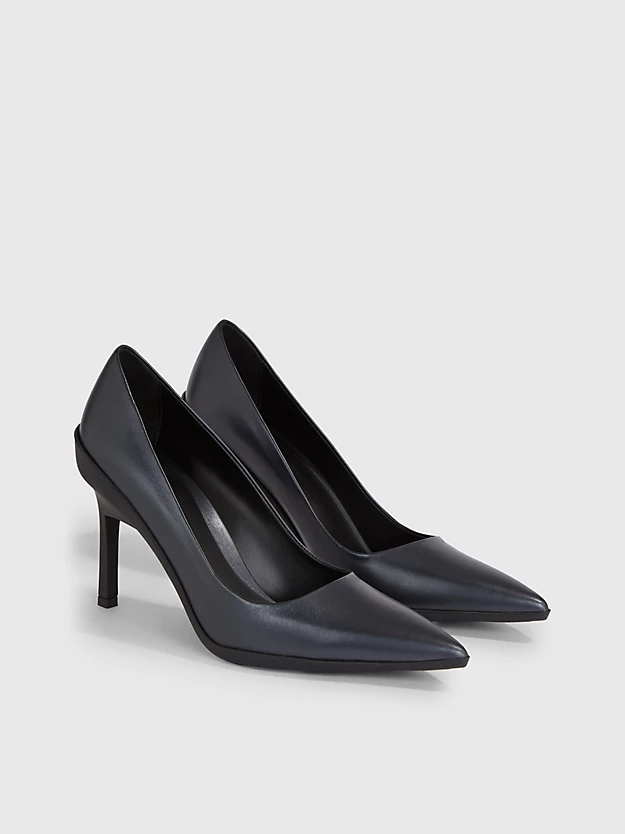 Sapatos de couro com salto agulha