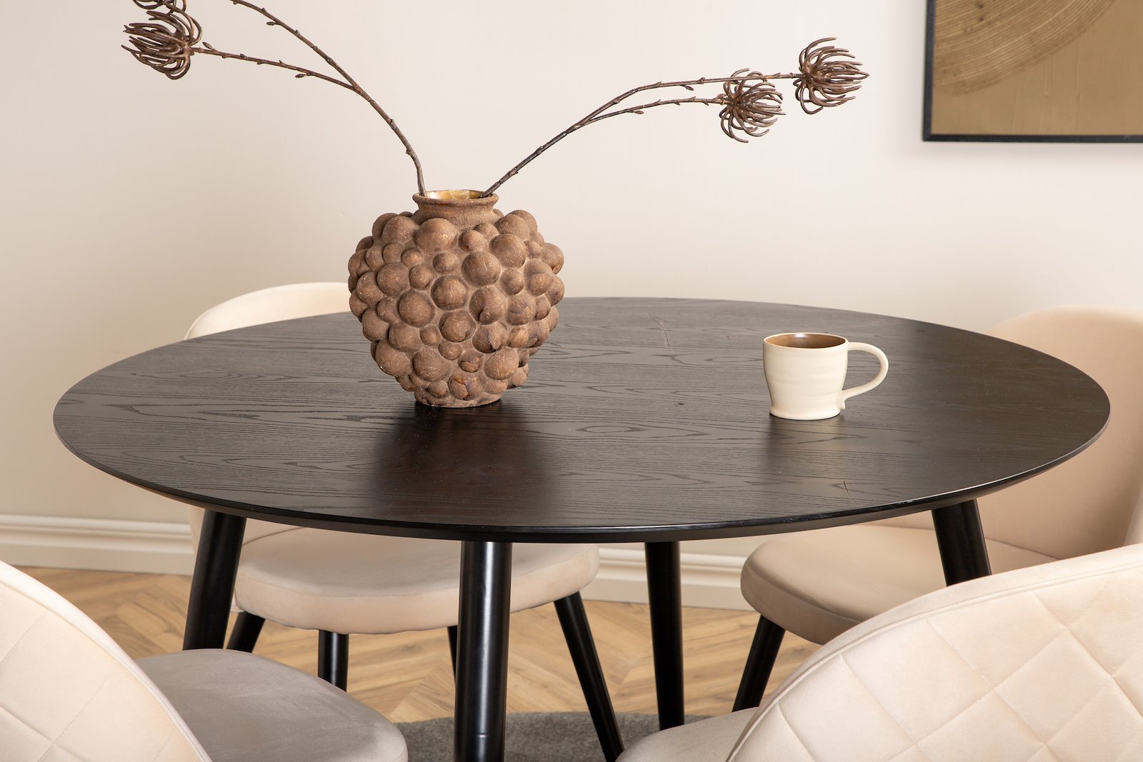 Dipp og Velvet Spisegruppe Dipp rundt spisebord ø115cm i sort finér med 4 stk. Velvet spisestoler i Beige og sorte ben.