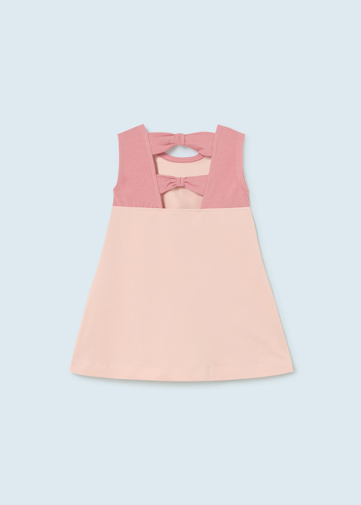 Vestido infantil com estampa feita de algodão sustentável.