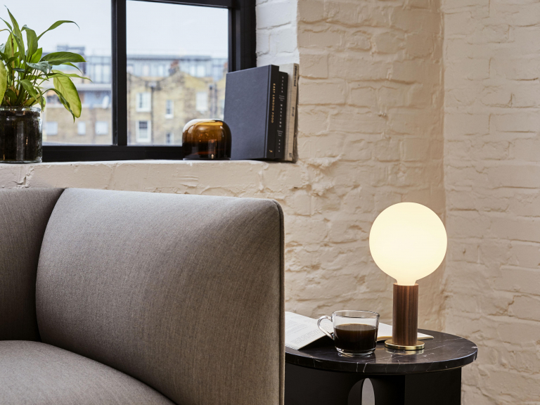Tala LED Knuckle tafellamp met dimmer eiken
