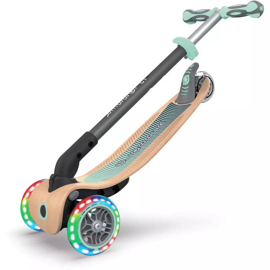 GLOBBER  Scooter PRIMO FOLDABLE WOOD LIGHTS pastell grün - mit Leuchtrollen und Holzdeck