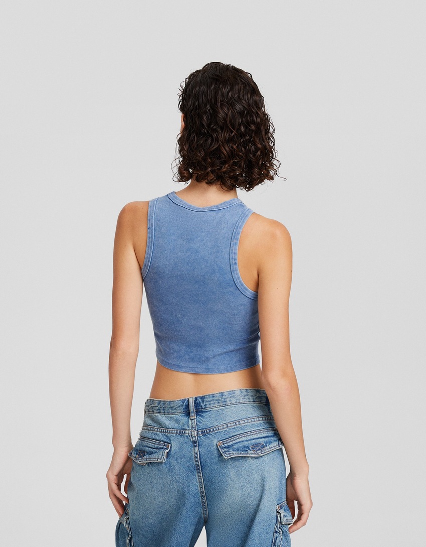 Camiseta sem mangas rasgada com efeito desbotado