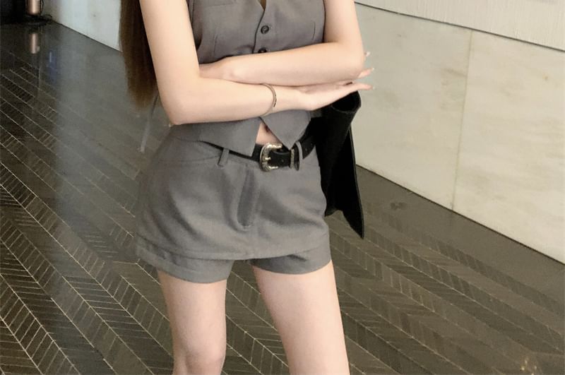 Metonymph - V-hals effen cropped vest met knoopjes / shorts met gemiddelde taille