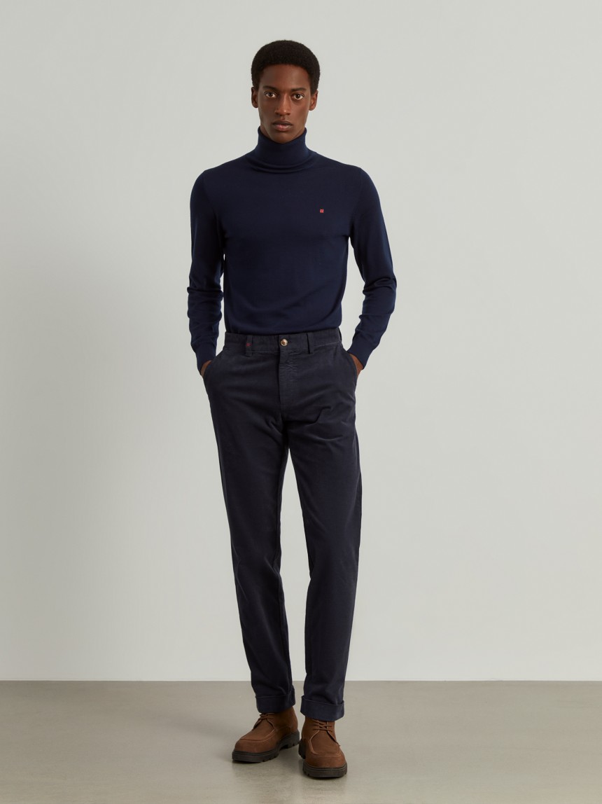 Calças chino regular fit em veludo