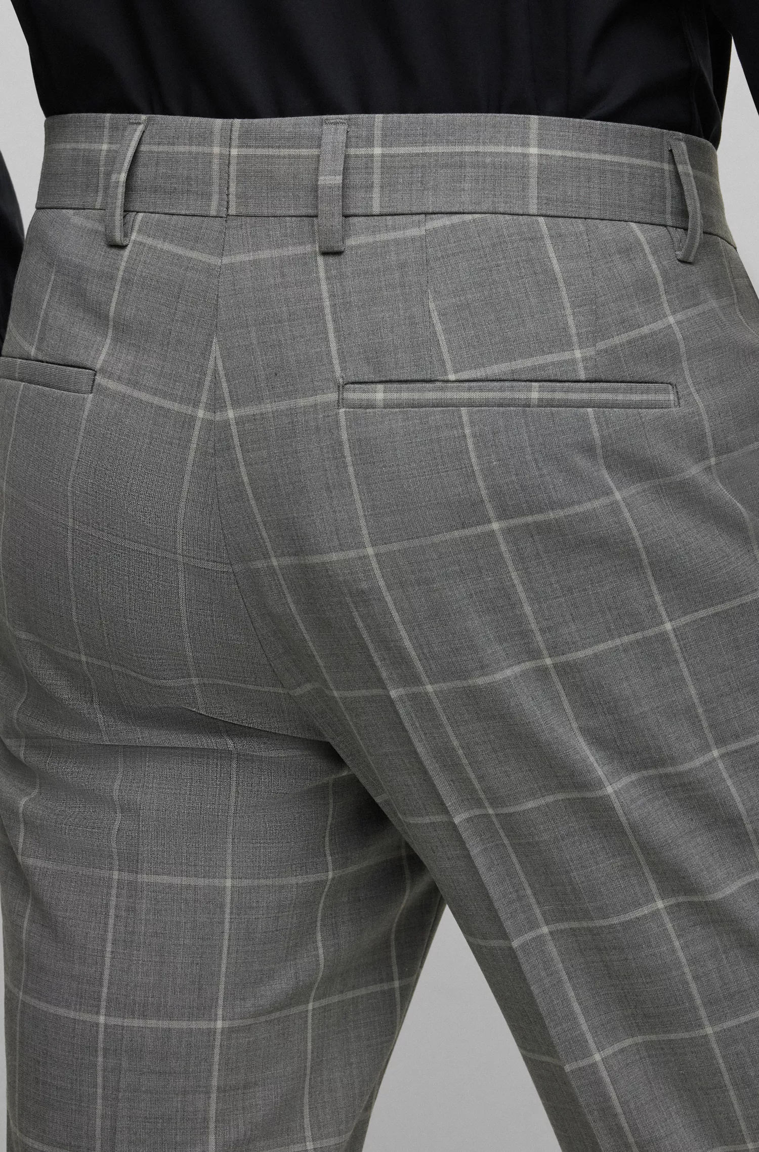 Calça BOSS preta de corte slim em tecido elástico xadrez.