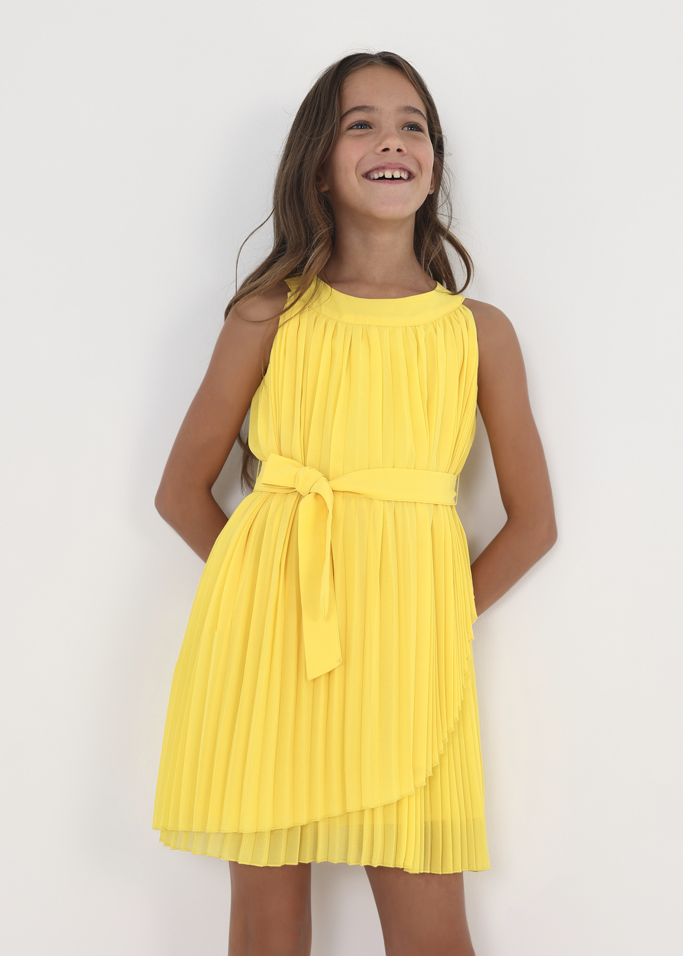 Vestido plissado com cinto de laço para menina