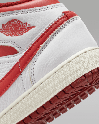 Air Jordan 1 Mid SE Older Kids' Shoes