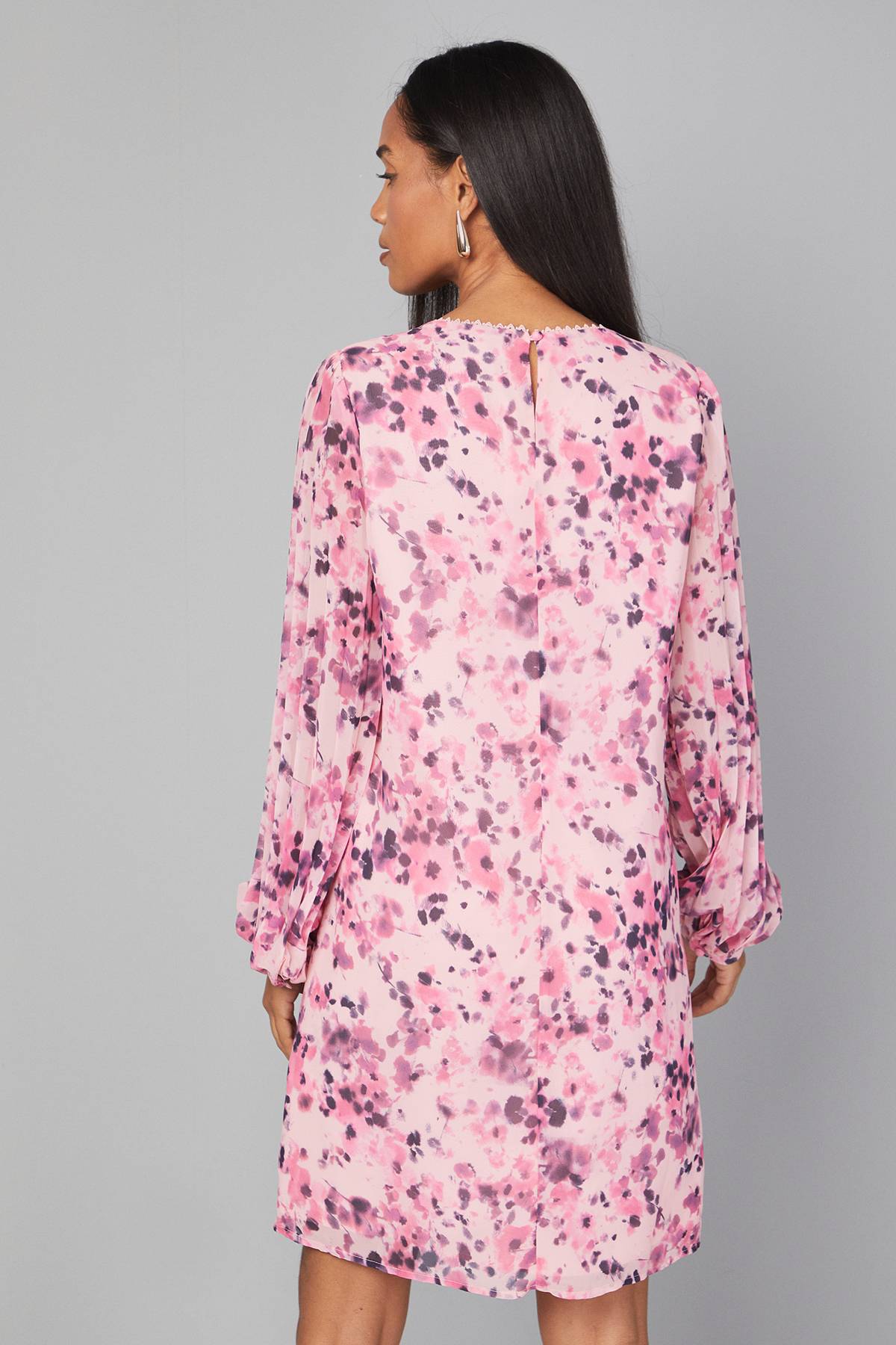 Wallis Robe Droite à Manches Plissées et Finitions en Dentelle