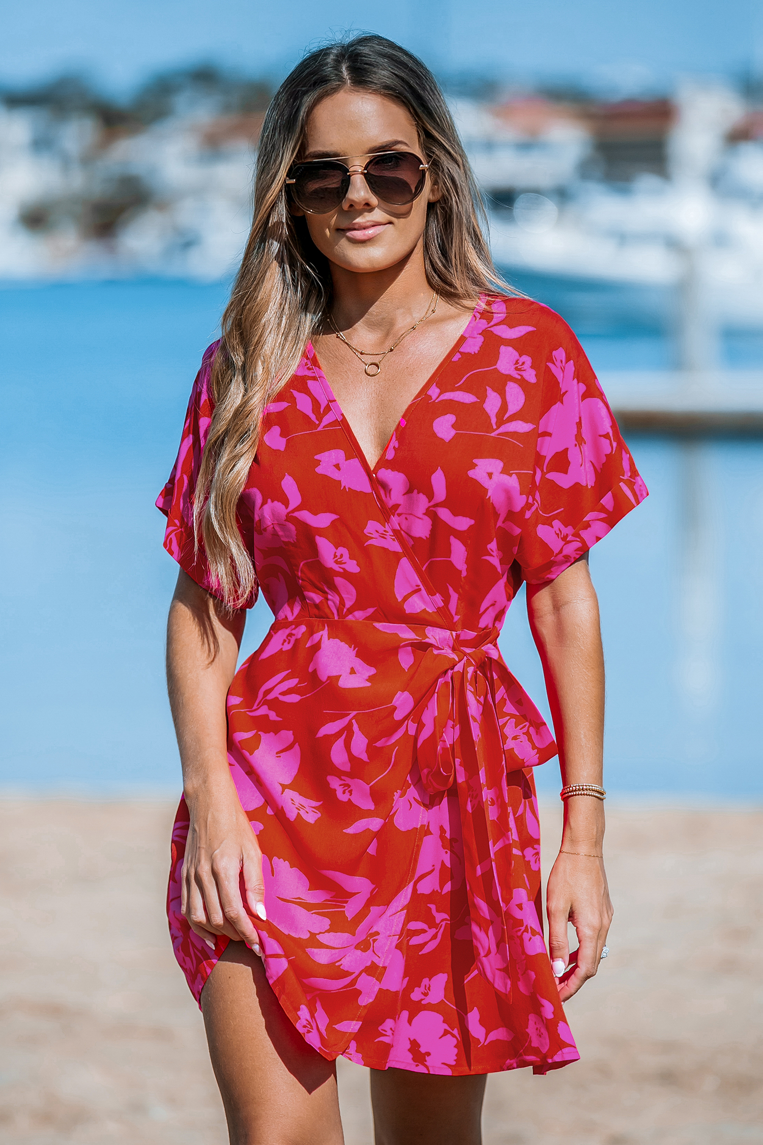 Robe mini à emballage et nouer sur le côté à fleurs rose