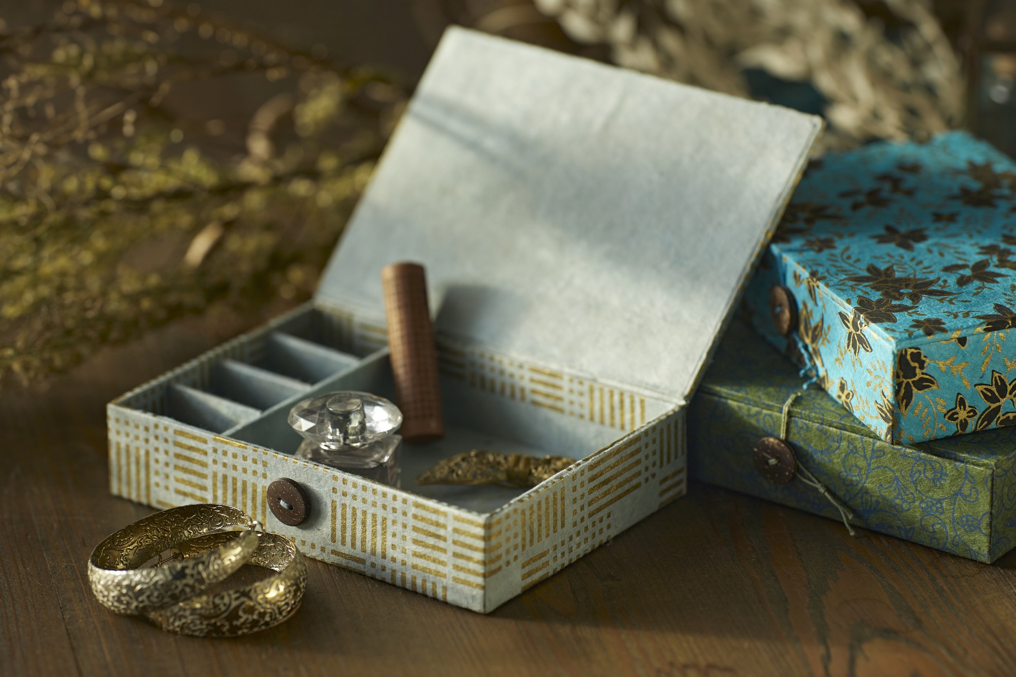 Geschenkbox aus Loktapapier, blau-gold, B 16 cm, L 11 cm, H 4 cm von fischer's lagerhaus