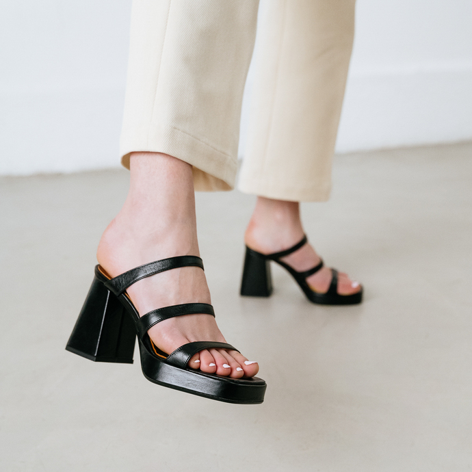 Mules à brides et bouts carrés  en cuir vieilli noir