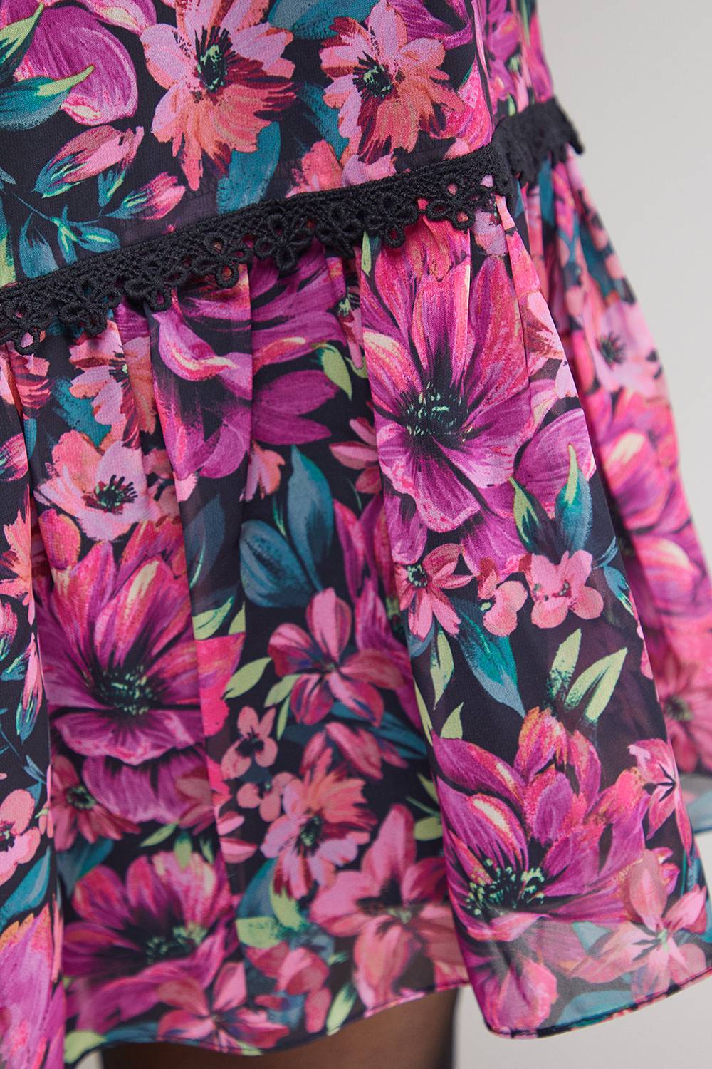 Oasis Robe Courte Imprimée à Manches Bouffantes et Dos Noué