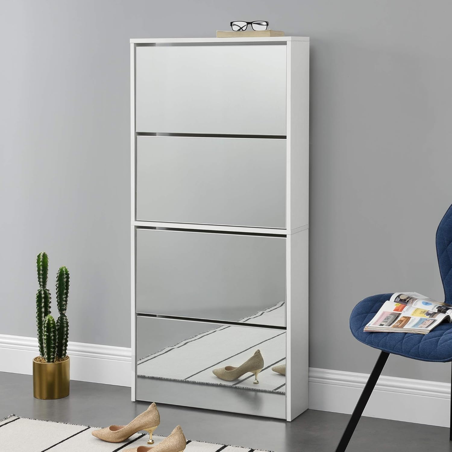 [en.casa] Schuhkipper Vogar Schuhschrank mit 4 Klappen verspiegelt Schuhkommode für 12 Paar Schuhe 134 x 63 x 17 cm Schuhaufbewahrung Weiß